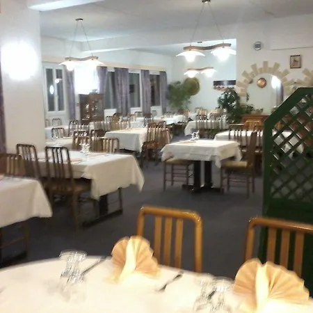 Hotel De La Tour 2*